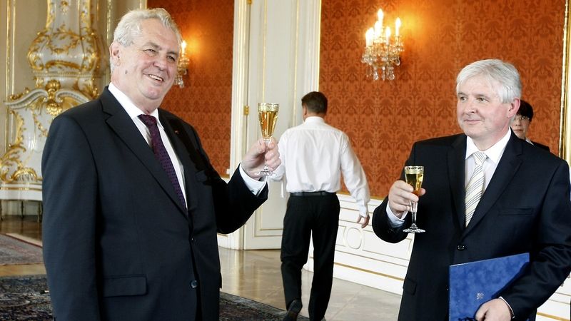 Prezident republiky Miloš Zeman a premiér Jiří Rusnok. 