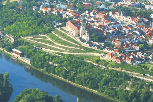 Středověký půdorys města nad soutokem Vltavy a Labe vynikne zejména při pohledu ze vzduchu.
