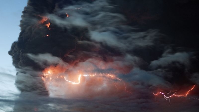 Blesk prochází sopečným prachem od vulkánu Eyjafjallajokull, který ochromil leteckou dopravu nad Evropou v roce 2010.
