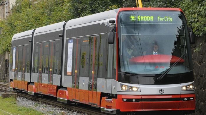 Nová tramvaj Škoda 15T ForCity, která budou jezdit v Praze.
