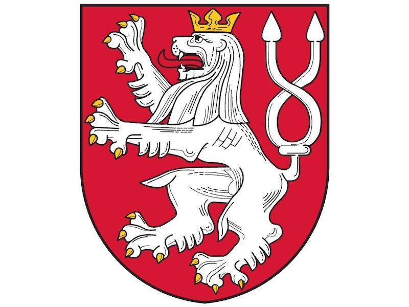 Lev ve znaku městyse Karlštejn se od českého státního znaku odlišuje 