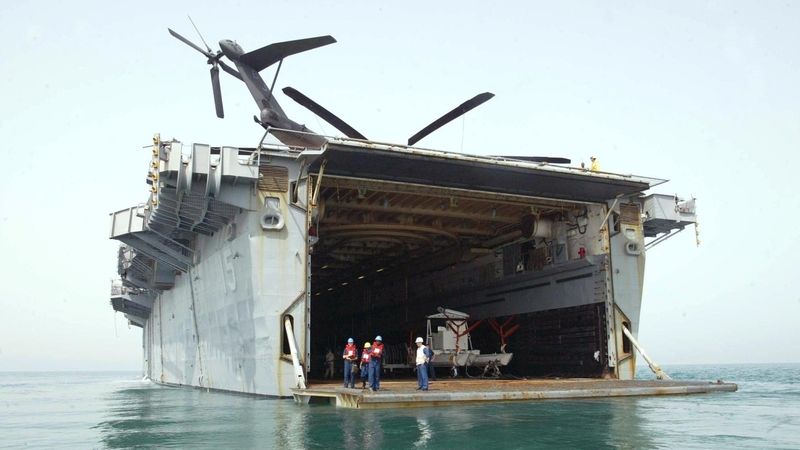 Otevřená vrata lodi USS Ponce ukazují rozsáhlý vnitřní prostor.