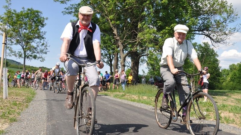 Nový úsek společně otevřeli starostové Švihova a Běšin – Václav Petrus a František Vlček.  Na cyklostezku vyjeli na krásných historických kolech. 
