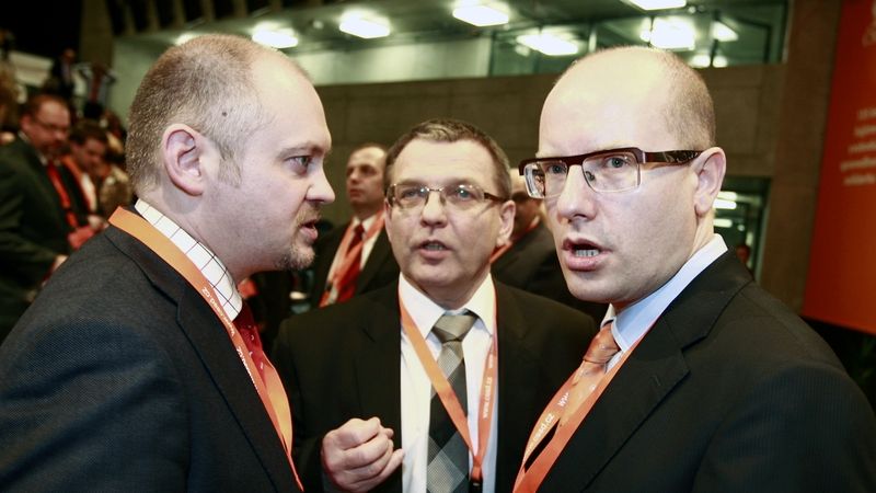 Zleva Michal Hašek, Lubomír Zaorálek a Bohuslav Sobotka na sjezdu ČSSD v Ostravě.