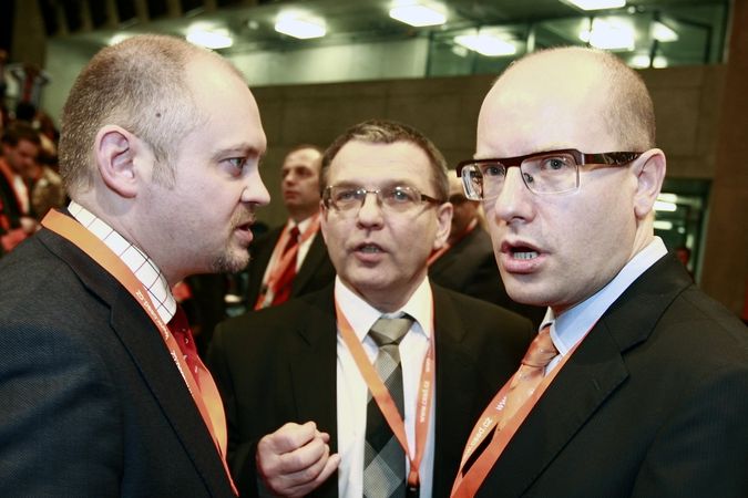 Zleva Michal Hašek, Lubomír Zaorálek a Bohuslav Sobotka na sjezdu ČSSD v Ostravě.