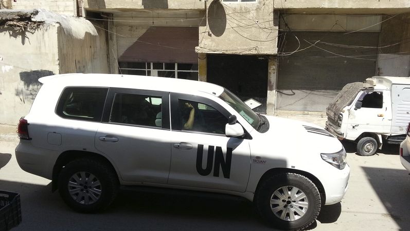 Kolona vozidel OSN s experty na místě, kde měklo dojít použití chemických zbraní. 