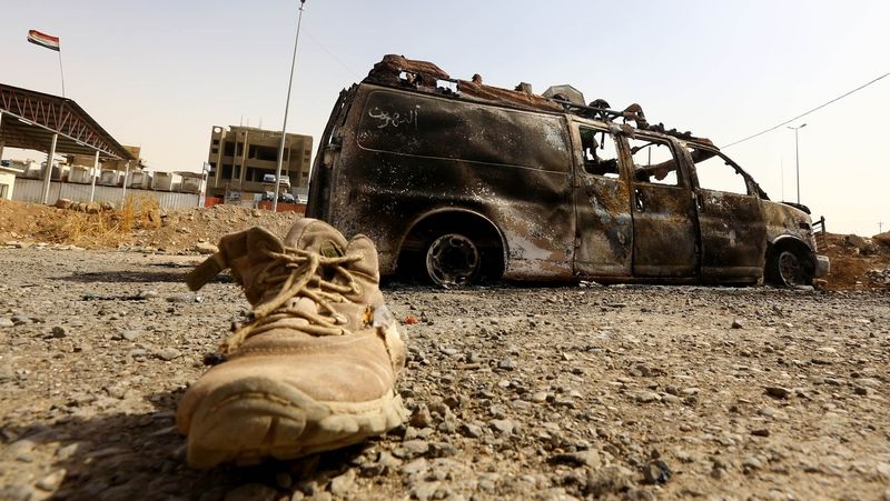 Vypálené vojenské auto východě od Mosulu