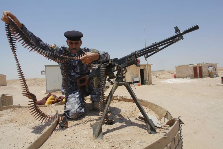 Voják irácké armády na kontrolním stanovišti jižně od Bagdádu
