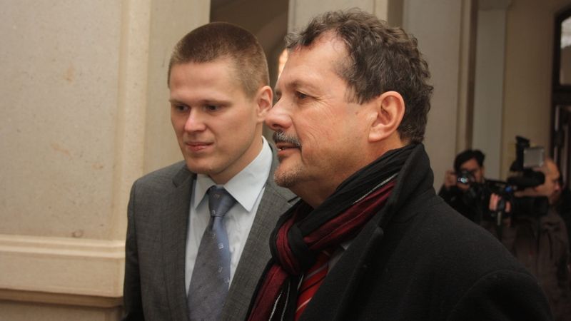 Jaroslav Přikryl (vpravo) čeká na verdikt soudu se svým advokátem.