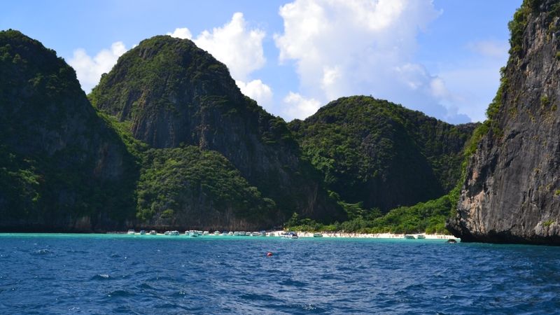 Ostrov Phi Phi a zátoka Ao Maya si zahrály ve filmu Pláž.