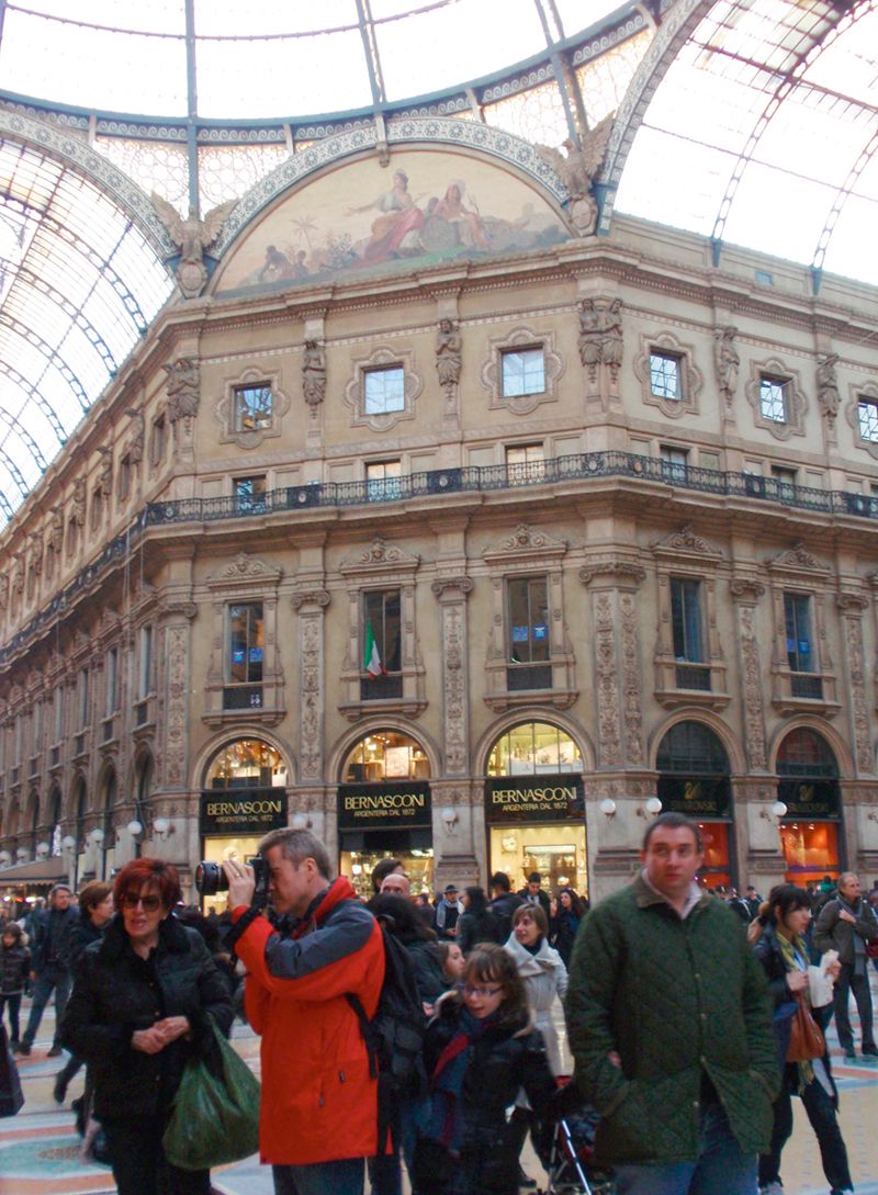 Další nadčasový stavitelský počin Milana – galerie pojmenovaná po sjednotiteli Itálie králi Viktorovi Emanuelovi II. Její architekt se zřítil ze střechy svého projektu v r. 1877, krátce předtím, než byla stavba po 14 letech uvedena do provozu. 