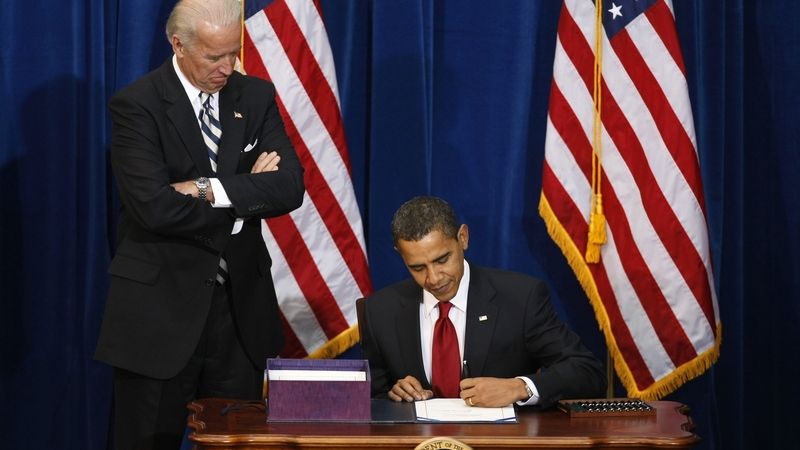 Americký prezident Barack Obama podepisuje zákon, který dá americké ekonomice injekci 878 miliard dolarů. Přihlíží viceprezident Joe Biden.