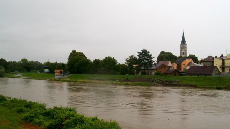 Řeka Odra v Bohumíně při 1. stupni povodňové aktivity.