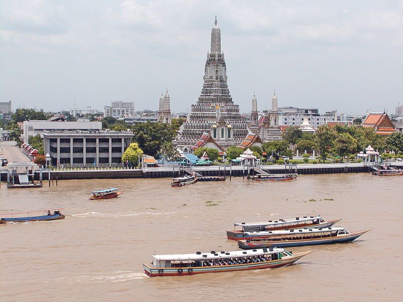 Wat Traimit za řekou Chao Praya.