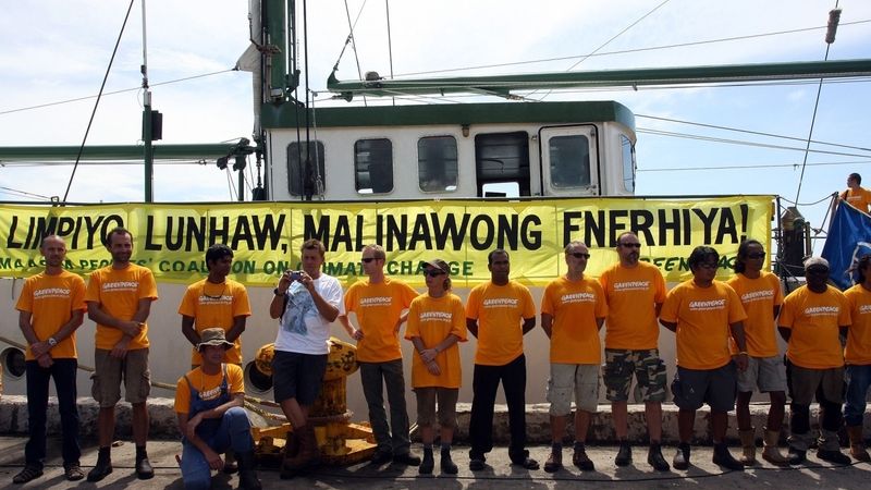 Ekologičtí aktivisté z Greenpeace na lodi Rainbow Warrior II.