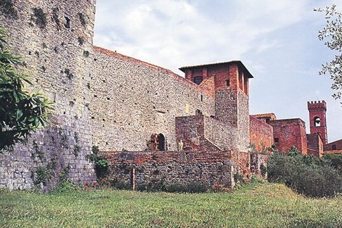 Nad vchodem do hradu Montecarlo u Luccy je erb s českým lvem, je dodnes největší monumentální památkou na Karla IV.