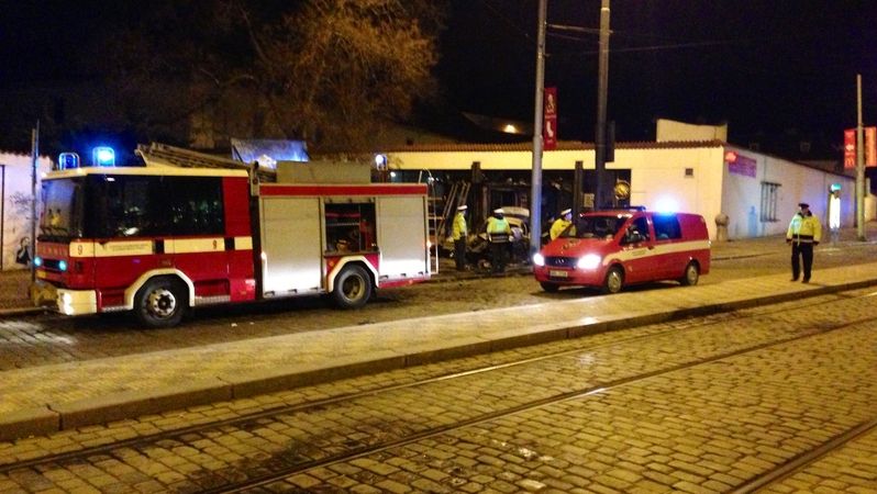 Smrtelná nehoda taxikáře v Praze na Malostranské