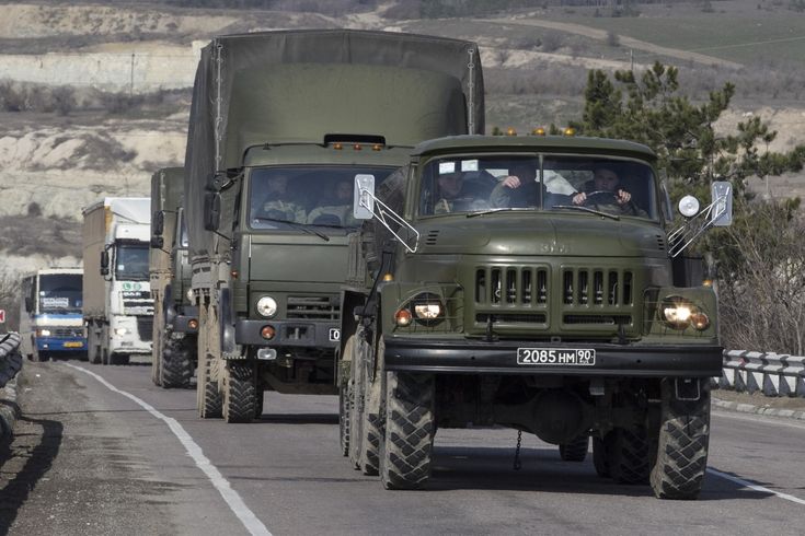 Vozidla ruské armády na silnici mezi Sevastopolem a Simferopolem