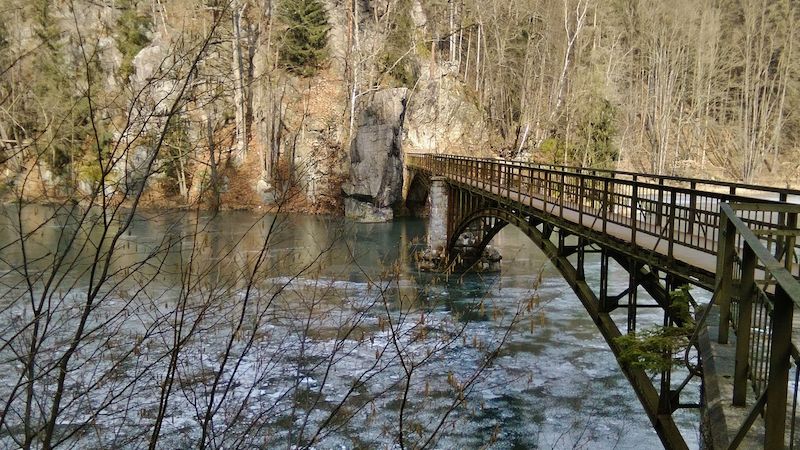 Most nad Modrým jezerem je určen pouze turistům