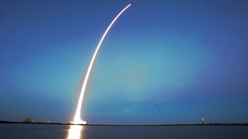 Start rakety Falcon s telekomunikační družicí SpaceX