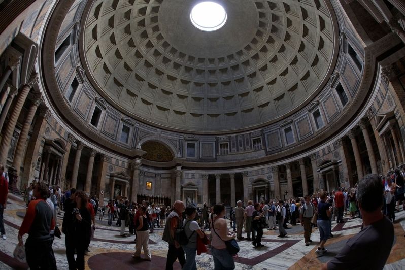 Valená klenba Pantheonu váží asi 5 000 tun.