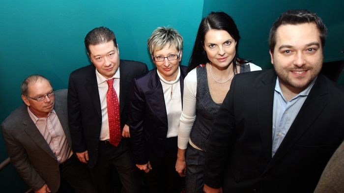Pětice investorů z pořadu ČT Den D (zleva) Ivan Pilný, Tomio Okamura, Marta Nováková, Dana Bérová a Ondřej Bartoš