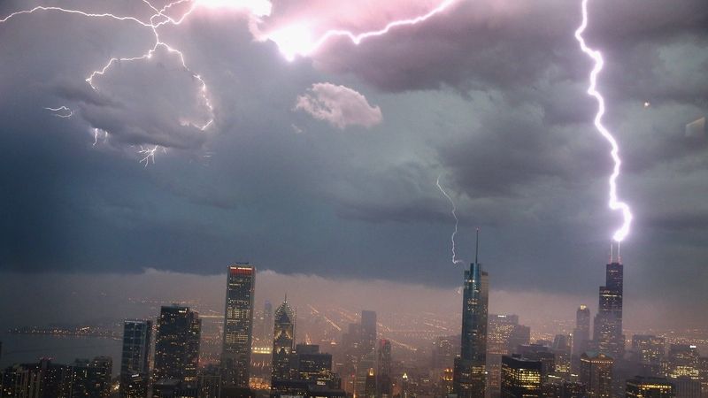 Laser by podle vědců mohl aktivovat statickou elektřinu v oblacích a spustit bouřku. Ilustrační foto