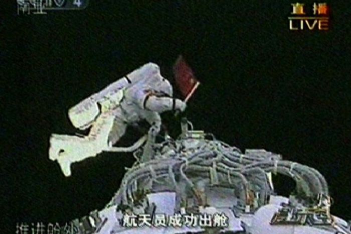 Čínský kosmonaut Čaj Č´-kang v kosmu s čínskou vlajkou v ruce