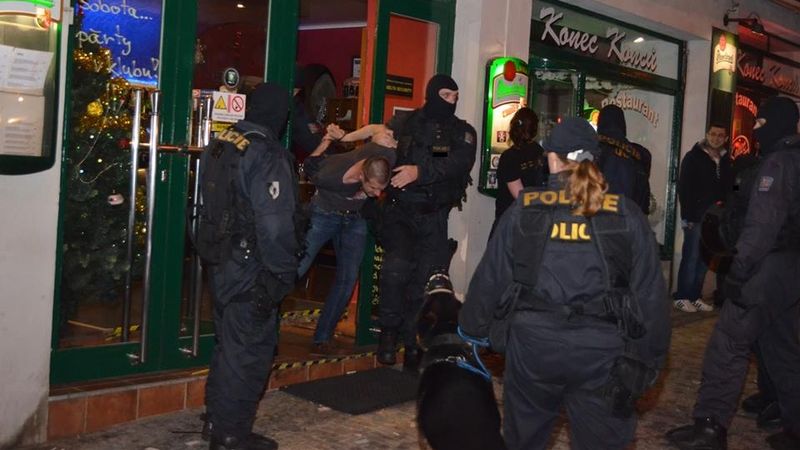 Policie zadržela několik fotbalových útočníků