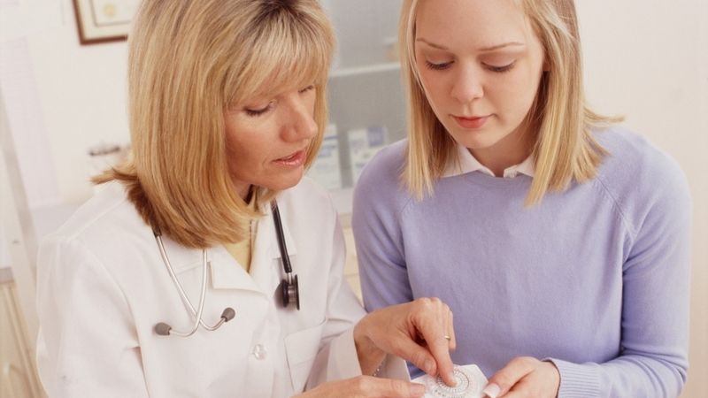 Dospívající dívky by měly začít s pravidelnými návštěvami gynekologie, kde se dozví mnohé důležité informace nejen o očkování.