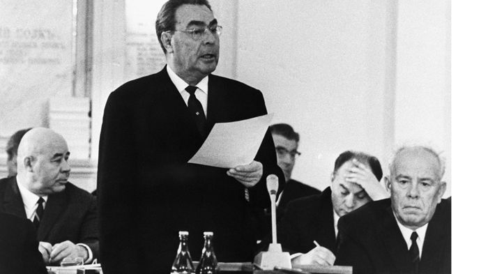 Leonid Brežněv, po jeho boku Alexej Kosygin (vlevo) a Nikolaj Podgornyj (vpravo)