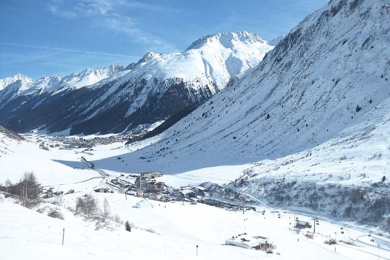 Galtür v údolí dnes chrání před lavinami 345 metrů dlouhá zeď.