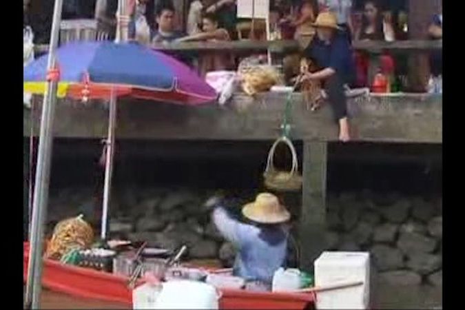 BEZ KOMENTÁŘE: Na tradičním plovoucím trhu v Thajsku se prodává zboží přímo z lodí
