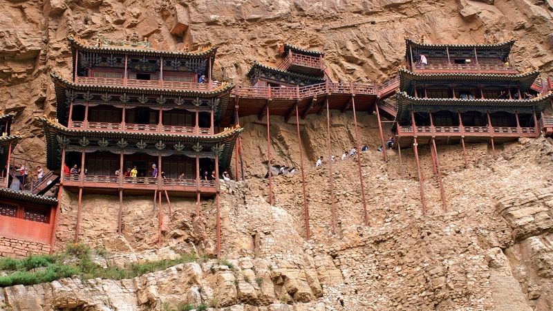 Čína má spoustu zvláštností. Vedle jídla k nim patří například tenhle chrám zapuštěný do skály poblíž Datongu.