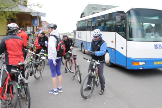 BEZ KOMENTÁŘE: V Krkonoších budou cykloturisty svážet speciální autobusy i během letošní sezóny 