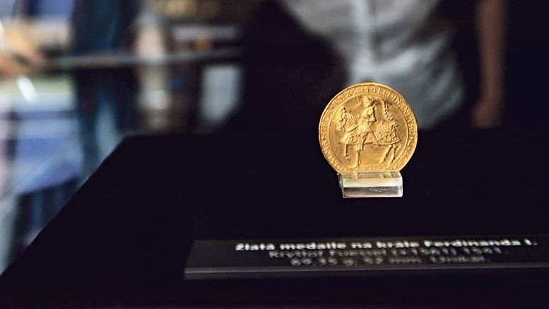 Poklad obsahuje i vzácnou jezdeckou medaili Ferdinanda I. pocházející z roku 1541. 