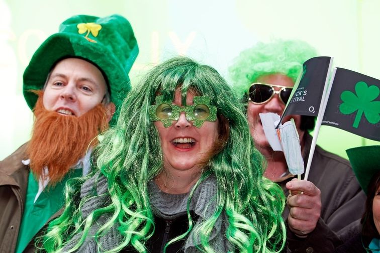 Někteří účastníci oslav svátku sv. Patrika se navlékají do zelené barvy doslova od hlavy až k patě. 