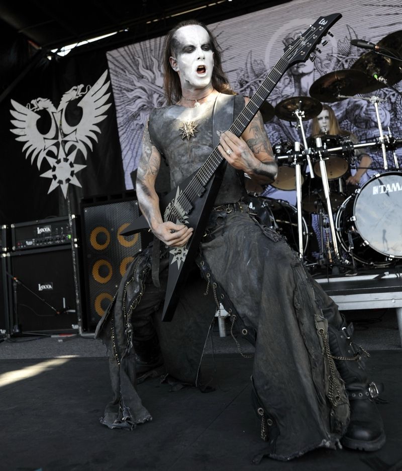 Snoubenec zpěvačky Adam „Nergal“ Darski označil křesťanství za nejvražednější kult na světě.