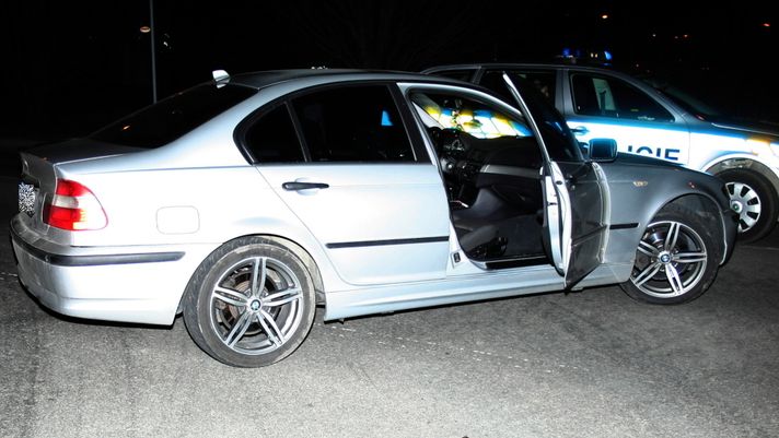 Policie zabavila BMW, se kterým řidič najel do policisty.