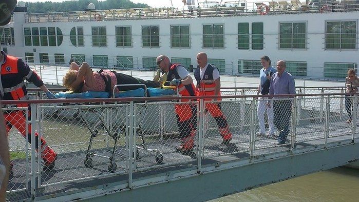 Záchranáři odvážejí zraněného z paluby lodě Swiss Diamond v bratislavském přístavu.