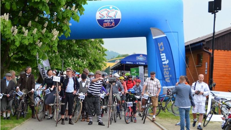 Trasu pro borce i v letošním roce zahájili velocipedisté z Hrabové