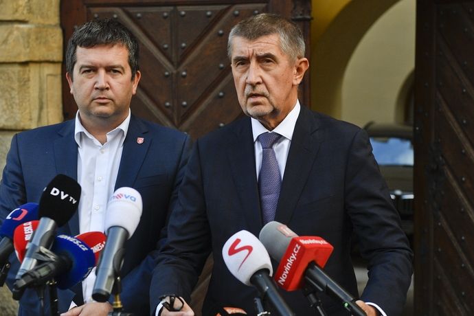 Premiér Andrej Babiš (vpravo) a ministr vnitra Jan Hamáček po jednání s europoslankyní Michaelou Šojdrovou kvůli přijetí pěti desítek sirotků původem ze Sýrie.