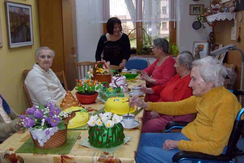 Na dortíkách si pochutnali senioři v Domově seniorů na Lidické ulici v Prostějově