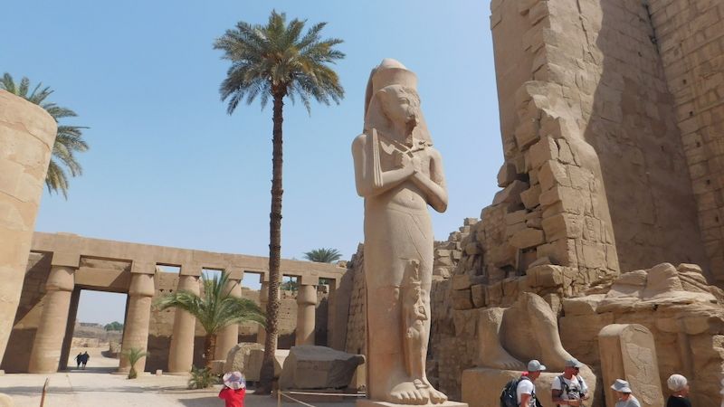 Mezi pozoruhodnosti Karnaku patří velká socha faraona Ramsese II., na níž se faraon nechal vyobrazit i se svou manželkou Nefertiti. 