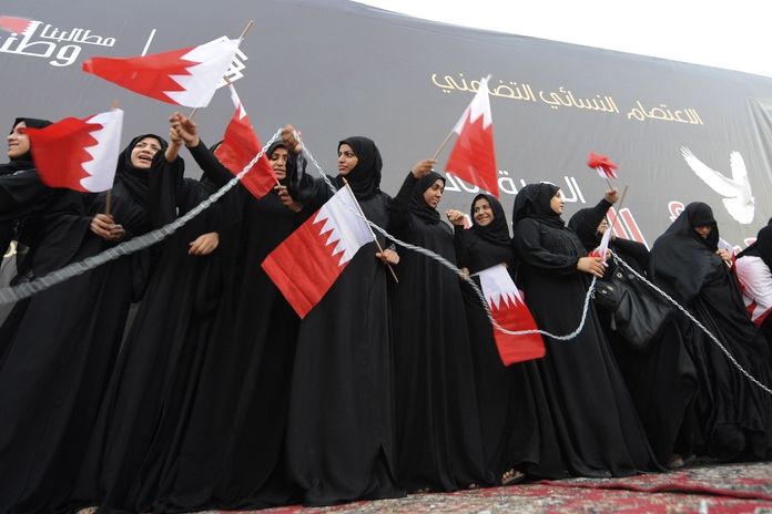 Ženy protestují proti vládě v Bahrajnu.