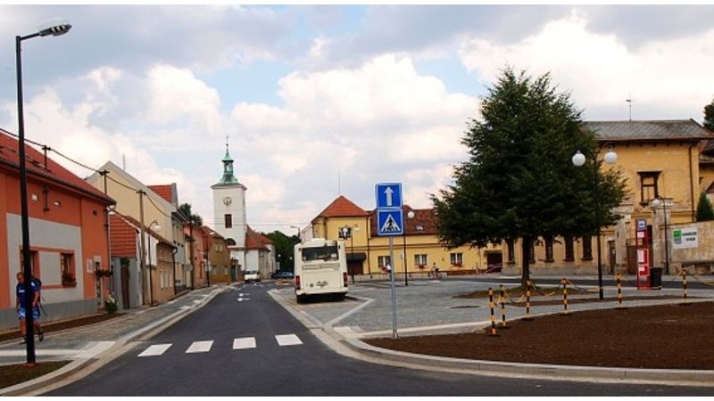 Veltruské náměstí Antonína Dvořáka s novým dopravním řešením, pohled po příjezdu do Veltrus od kruhového objezdu u bývalého kláštera.
