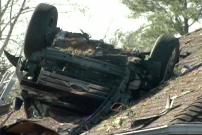 BEZ KOMENTÁŘE: Auto skončilo na střeše rodinného domu