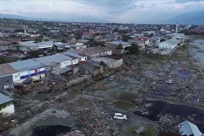 BEZ KOMENTÁŘE: Letecké záběry na zdevastované Palu