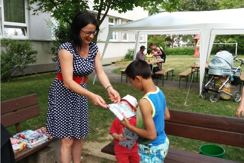 Předsedkyně dozorčí rady NADACE AGEL PhDr. Dušana Chreneková, MBA, předává dárky dětem Azylového domu Gloria v Praze.