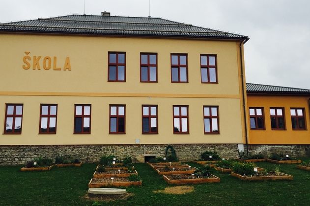 Nový Ústav ekologického vzdělávání nalezl útočiště v bývalé škole v Mladoňově na Šumpersku. Před domem návštěvníky vítá bylinková zahrádka.
